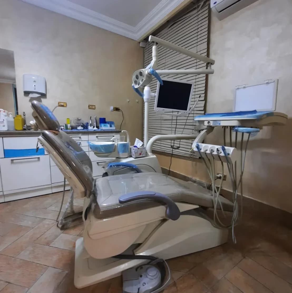 غرفة العمليات في عيادة توث ميت – مجهزة بأحدث أجهزة جراحة الأسنان لإجراء عمليات دقيقة مثل زراعة الأسنان وجراحة الفكين في بيئة آمنة ومعقمة