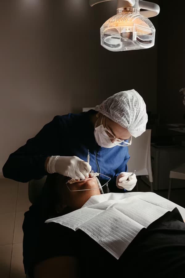 صورة توضح إجراء جراحي لاستئصال ورم فمي – جراحة أورام الفم في بيئة طبية آمنة مع فريق متخصص.