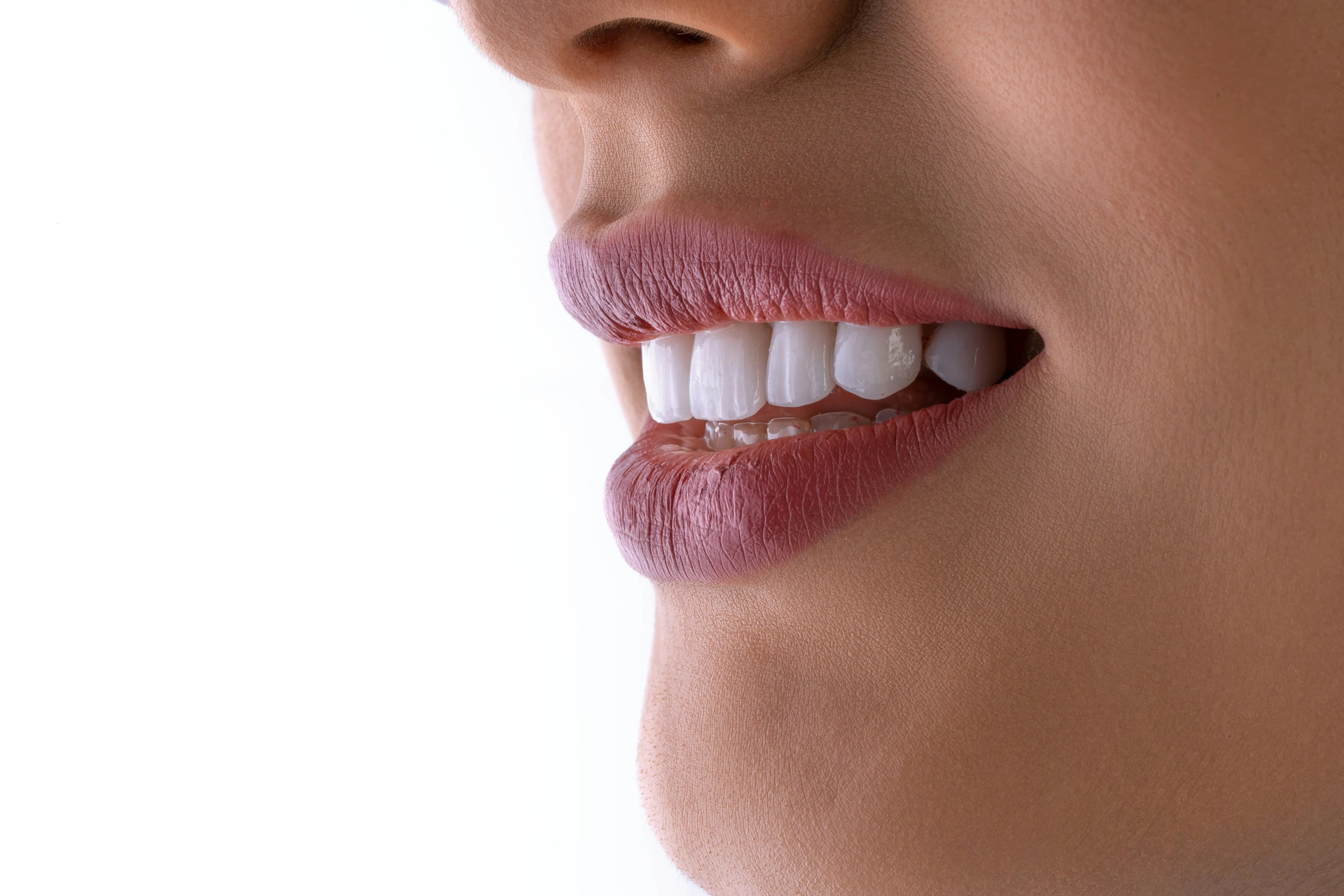 صورة توضح تقنيات تجميل الأسنان الحديثة لتحسين المظهر – احجز الآن في توث ميت وابتسم بثقة!
